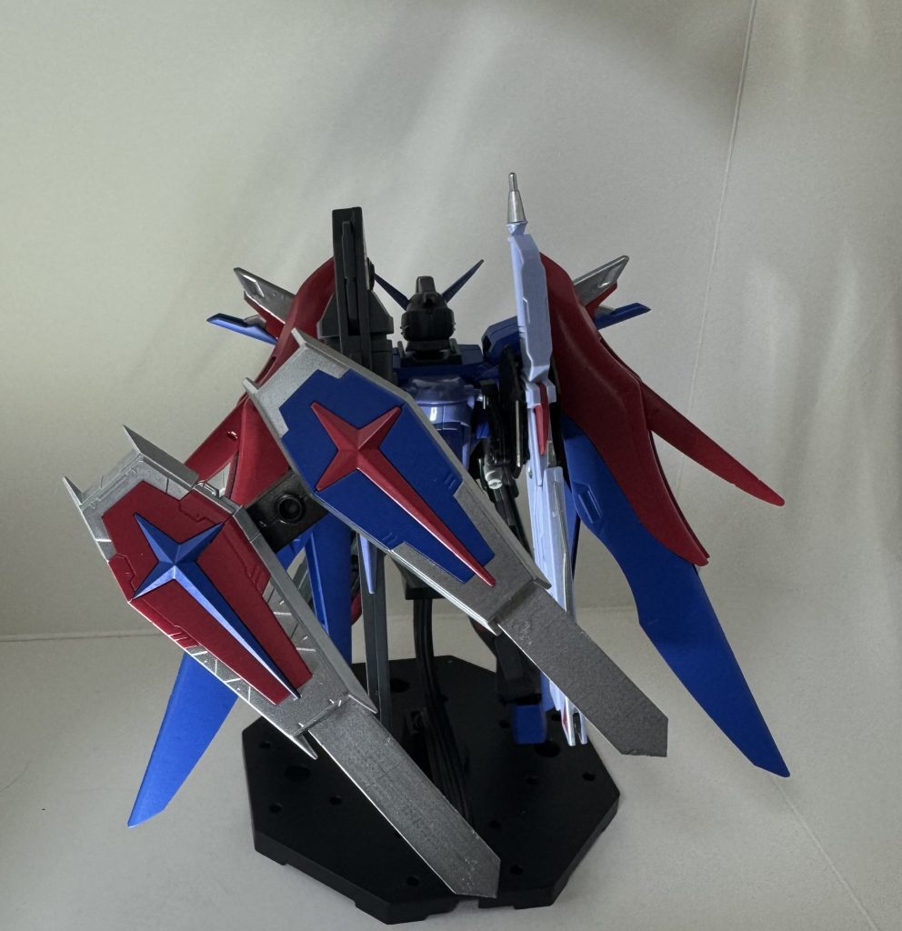 後ろはこのようになっておりSSドラグーンアインがマウントされています。非使用時には小型化してマウントされます。またこのように背部にマウントすることで完璧とは言えませんが背後からの攻撃にもある程度耐えることができます。