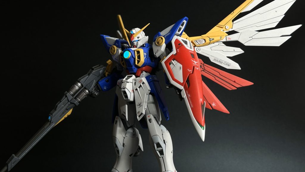 クリアーパーツ部分はガイアノーツの蛍光クリアーでUVライトで光ります。金属色っぽいところはガンダムマーカーで塗ってます。他は成形色そのまま赤パーツのスミ入れにブラウン使ったんだけど濃かったなぁ