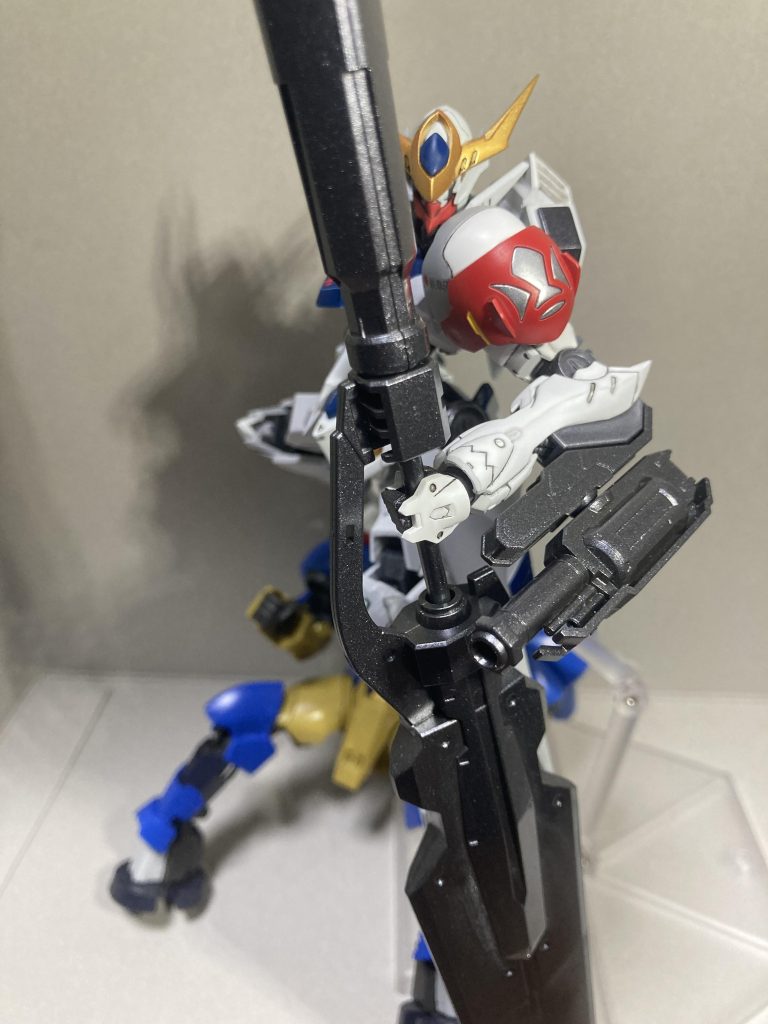 ミカ「借りるよ。」ヴァルキュリアバスターソードを持たせられるように本体のグリップ部分を3mmのプラ棒に交換したので持たせることが可能です。