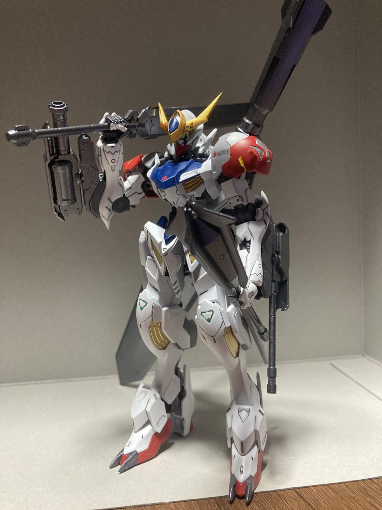 最後に全部乗せで立ちポーズ。バスターソードはギリバックパックにマウント可能です。