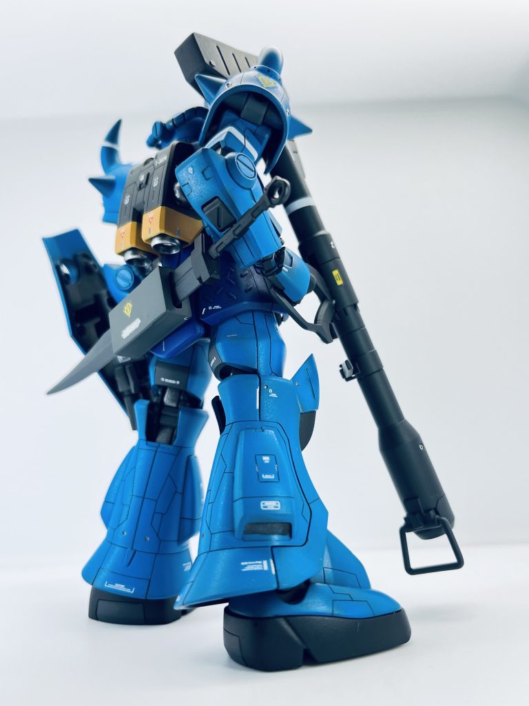 右後方から好みのアングルです。このグフは部品取りのジャンク品でした。足りないパーツを少しずつ集めて完成しました。そのため前腕のインナーパーツは余剰品を利用しています。スリッパはグフの物がサイズ的に好みではなく、グフカスタムの物に取り換えています。