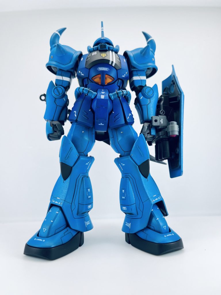 正面から前回投稿したグフカスタムと並行して作製していたグフが完成しました。本当は3機同時にアップしたかったのですが、本機が間に合わなかったため、1機ずつのアップになります。カラーリングも僚機と合わせようかと思いましたが、モデルグラフィック7月号の青色の鮮やかなグフを見て、自分も作ってみたくなりこの色味にしました。