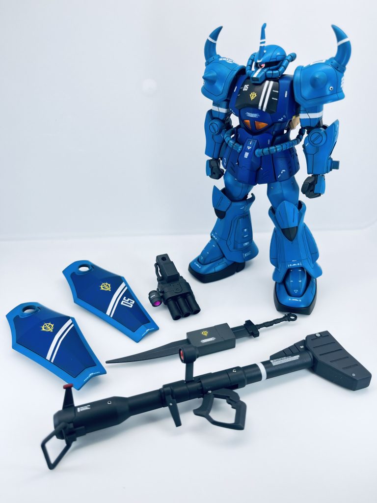 武装一覧です。ヒートサーベルは本キットの持ち手にグフカスタムの刀身をはめ込んで、初期型の設定です。バトオペ2のグフ(VD)を参考にしました。3連装35mmバルカンを装備するため、グフカスタムのパーツから基部を移植しています。サイトレンズは100均のラインストーンを使用しました。ジャイアントバズのサイトレンズはキットの物を油性ペンの赤で塗っています。この方法を教えてくれた同僚に感謝、無職のクリアーパーツも油性ペンで任意の色に変えられるんですね。エアブラシより手軽です。