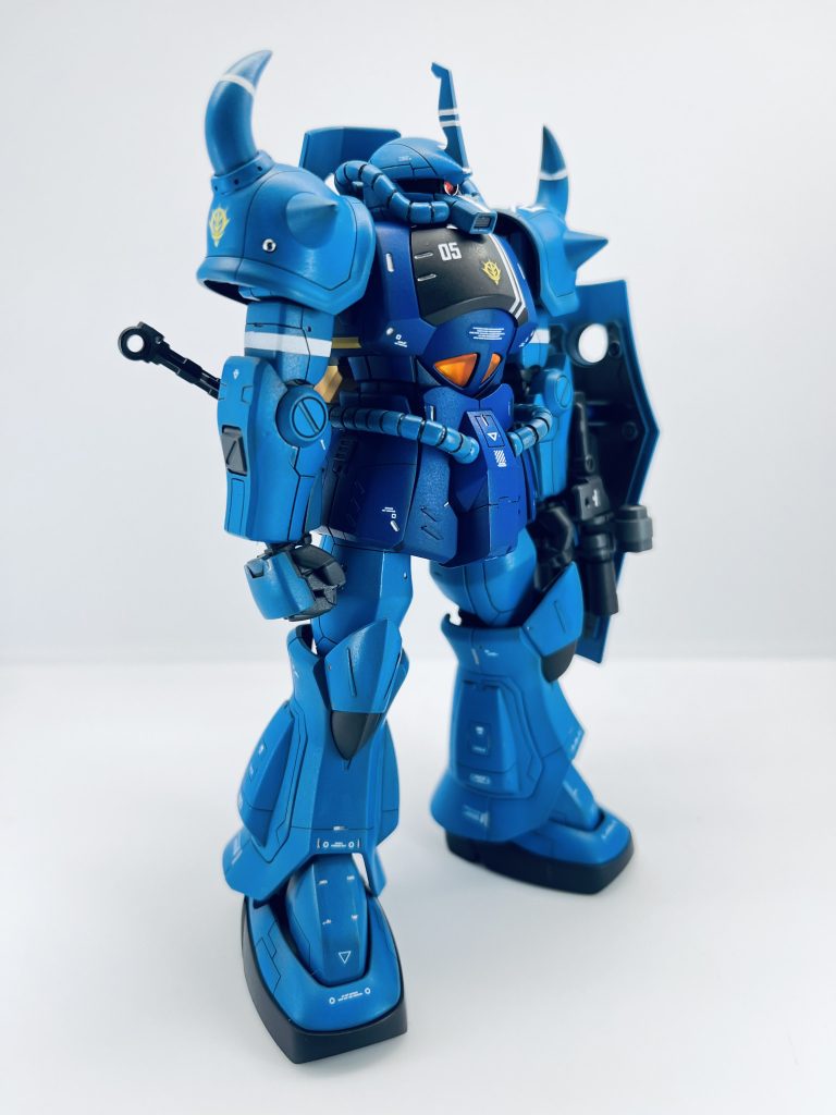 本機はヨーロッパ方面軍の某大隊のデルタ中隊の補給要請に基づき配備された3機のグフの1機である。本来B3すなわちグフカスタムの要求に対してB2を1機、B3を2機しか補給できない所にジオン軍の台所事情が見て取れる。ちなみに本機は豪州向けに生産されていた物で、よりB3に近いという理由で選ばれている。私の記憶ではコロ落ちのグフはヴィッシュ機以外もこの仕様だったと思います。もう20年以上前の作品ですが、友人宅に泊まり込んで、かなりやり込みました。懐かしい思い出です。