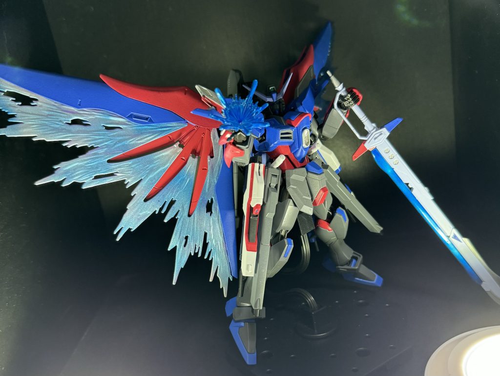 パルマフィオキーナとアロンダイトです。アロンダイトについてですがカラーリングのみの変更にしています。個人的にアロンダイトは完成された武器だと思っておりそれに加えてデスティニーの関節しかアロンダイトは使えない為腕と足はデスティニーのままにしています。