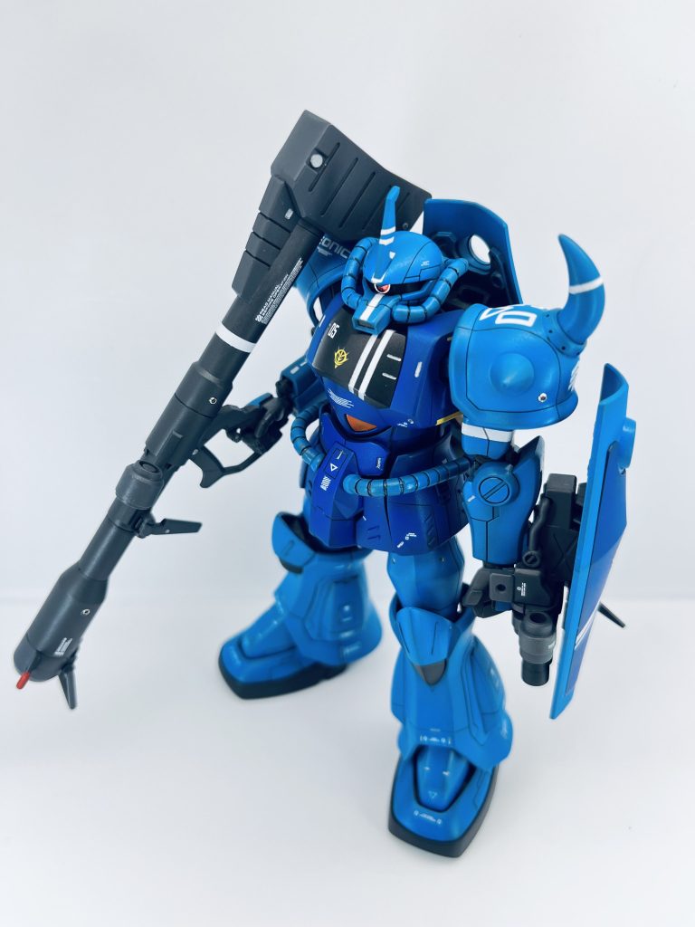 今作はストライプをいくつか入れてみました。もちろんコロ落ちのヴィッシュ中尉のグフをイメージしていますが、彼の機体ではありません。バトオペ2を再現するために、以前作製したドムにはラケーテンバズを持たせ、ジャイアントバズをこちらに転用しました。持ち手を若干加工し、F2ザクの武器持ち手を使用しています。写真では分かりにくいですが、ヒートロッドもグフカスタムのアンカータイプに換装してあります。