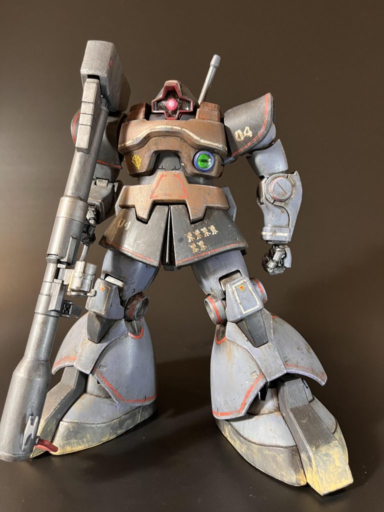 立ち姿。ずっしりと安定感があります。素立ち姿がもっとも様になるのがドムです。S字立ち、彼には全く必要ありません笑トップ画像とのモノアイの違い、気づいて頂けたでしょうか?