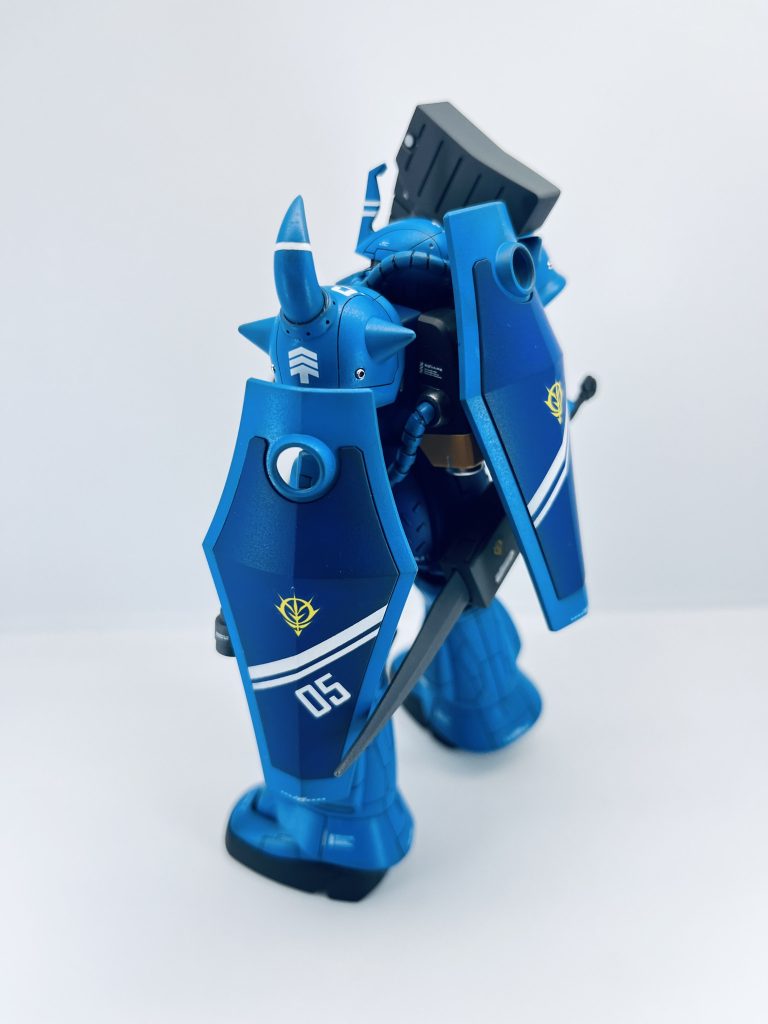 左後方からヒートサーベルは鞘にいれ、腰部に磁石で接続、バックパックの謎穴にも磁石を仕込み、予備シールドを取り付けています。これで背後からの奇襲を受けてもバックパックを守れる?!