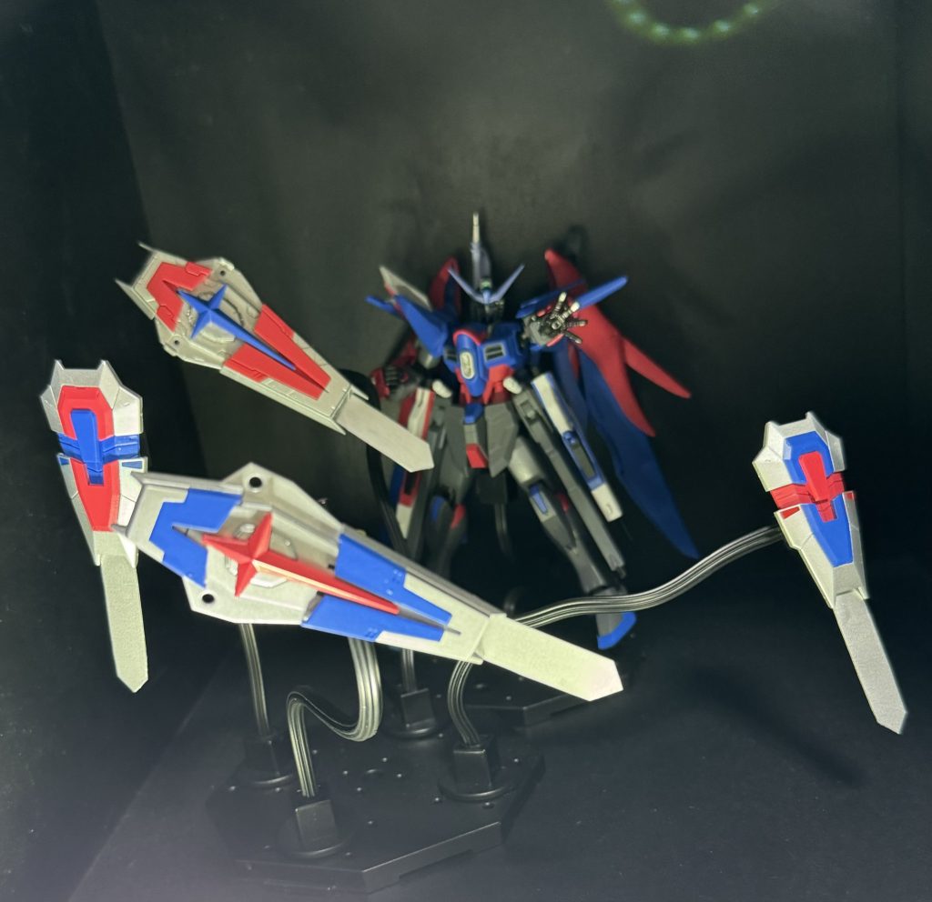 SSドラグーンの使用シーンこのドラグーンにはひとつひとつ名前がついています。インパルスの機動防盾を用いた『SSドラグーンアインR(レッド)』『SSドラグーンアインB(ブルー)デスティニーのアンチビームシールドを用いた『SSドラグーンツヴァイR(レッド)』『SSドラグーンツヴァイB(ブルー)』となっており遠隔操作が可能です。