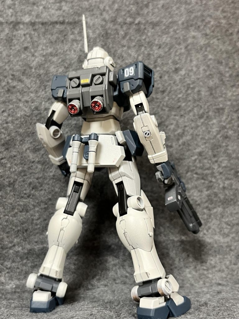 以下が本機の主な制作ポイントですミキシング・頭:ジムスナイパーⅡから・肩:ジムスパルタンから・バックパック:陸戦型ジムから改修点・フロントの腰アーマーを延長 プラ版・市販パーツを貼り付け・膝にプラ版・市販パーツを貼り付け・スリッパのつま先をプラ板で延長・バックパックのバーニアをあすぱら模型さんのものと差替え・腰にビームサーベルを装着(接続部を自作)・額にMSサイトレンズ01のレンズを装着&電飾化(電池はバックパック内に収納)・頭のアンテナをビルダーズパーツ MSブレード01 のアンテナと置き換え(真鍮線を入れて補強) スプレー缶で全塗装