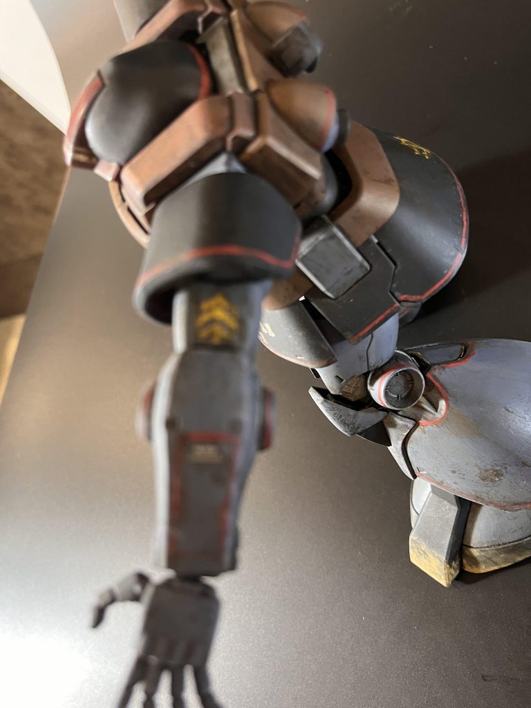 左腕の階級マーク、ステンシルを使い手描きです。肘のお椀の周りの赤ライン。目立たないところですが、頑張りました。