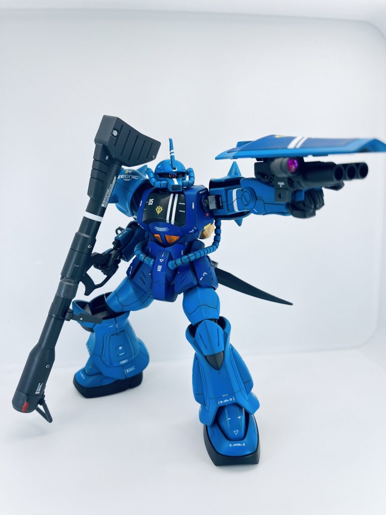 アクションポーズです。リヴァイブ版のグフは作りやすくていいキットですが、脚部が細く感じるのですが、スリッパを替えるだけで印象が変わると思います。欠点はフロントスカートと肩部と腕部の接合部がすぐに緩くなる点ですね、ポージングしてる間にポロポロ…イライラ…、ティッシュ片を噛ませて食いつきを上げました。