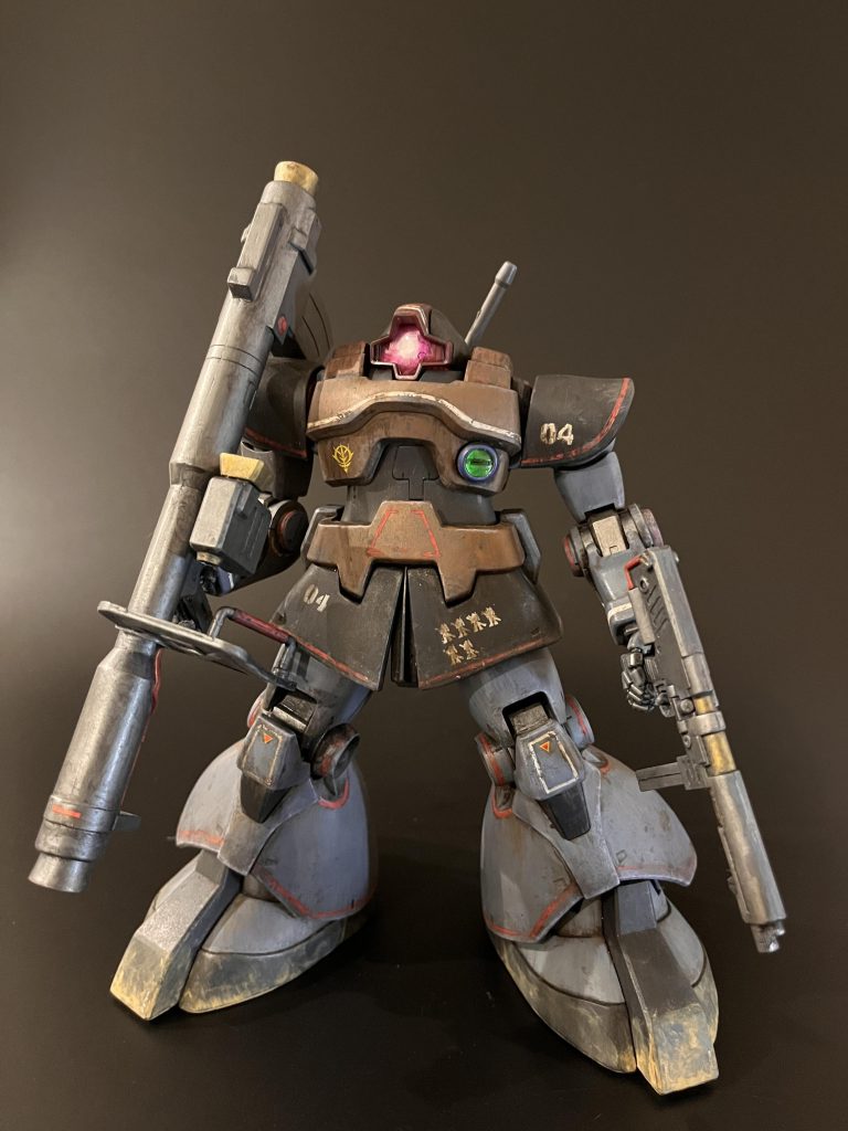 ラケーテンバス、マシンガン装備。私の中でジャイアントバスは両手持ち、ラケーテンバズは片手持ち。高速移動からのポジショニング、遠距離からの一撃必殺がジャイアントバス。近中距離からの乱戦ではマシンガンで牽制し、ラケーテンバズで敵を仕留める。体がデカいので武器両手持ちが様になります。