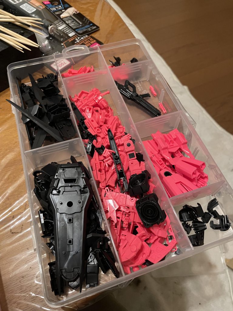 初めにばらした時、マジでどのパーツがどの色か分からなかったので、必死に設定色見ながらバラしては仕分けしてました💦😅お酒飲みながらやるとたまに違うとこに入ってます(実体験🍻)