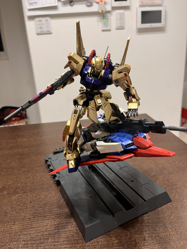 アニメは絵の錯覚。プラモデルじゃ絶対に乗れないと思っていましたが、なんときっちり乗れます😁ちなみに左足は Zの左足とスタピライザーの間に。百式の足の位置関係は立膝の右足より膝つきの左足が前にきています。Zは2.0です。これのために倉庫から出撃し現在塗装中です。