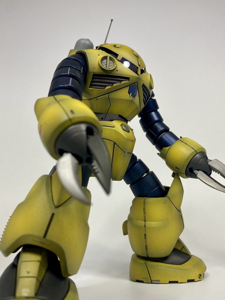 モノアイは『電飾しなさい』と言わんばかりに頭部に広々としたスペースがあるので、磁石でON⇄OFFできる極小LEDを仕込んで、光る+可動化の両立が簡単にできました。