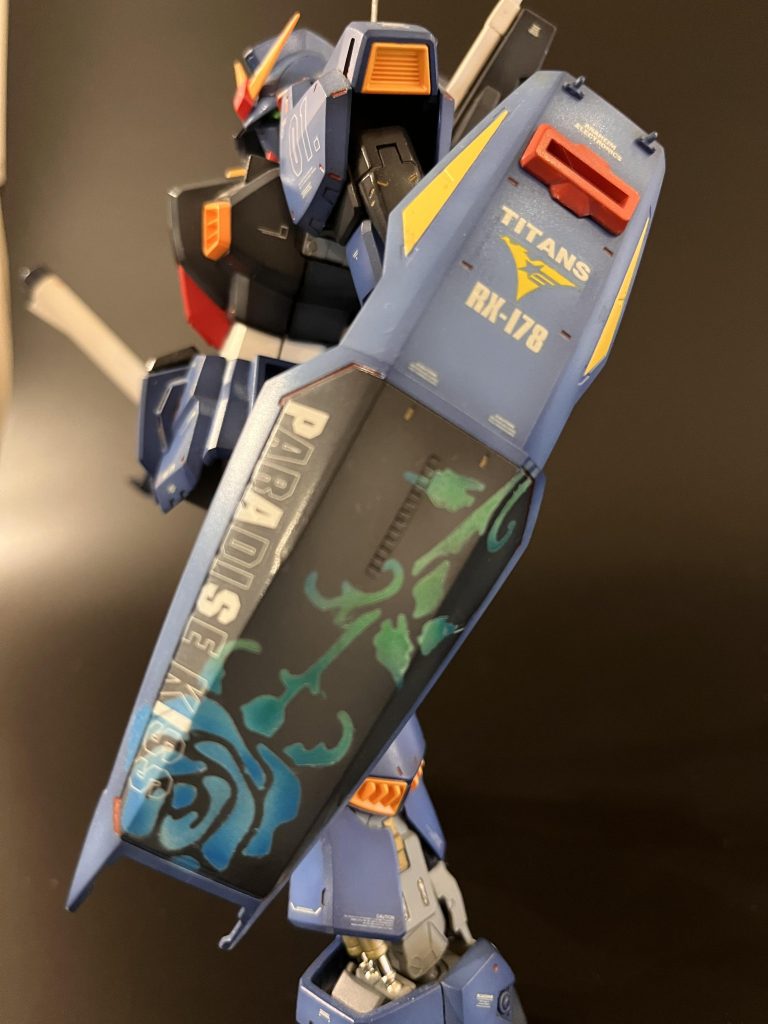シールドに青いバラを描きました。ハマーン様に捧げるモノではありません笑花言葉に「不可能を可能にする」という意味があり、組織の躍進に向け、ティターンズのフラグシップマシーンとしての期待が込められています。…というのは後付けで、当時大好きだった漫画の「パラダイス・キス」から頂きました。ボディタトゥー用のステンシルを使い、エナメルをエアブラシで吹きつけました。おきにいりです😄