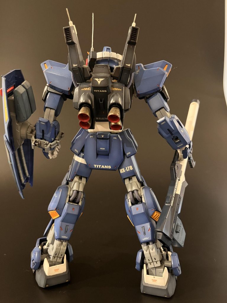 背面かっこいいのですが、細い。細すぎる。特に脚。