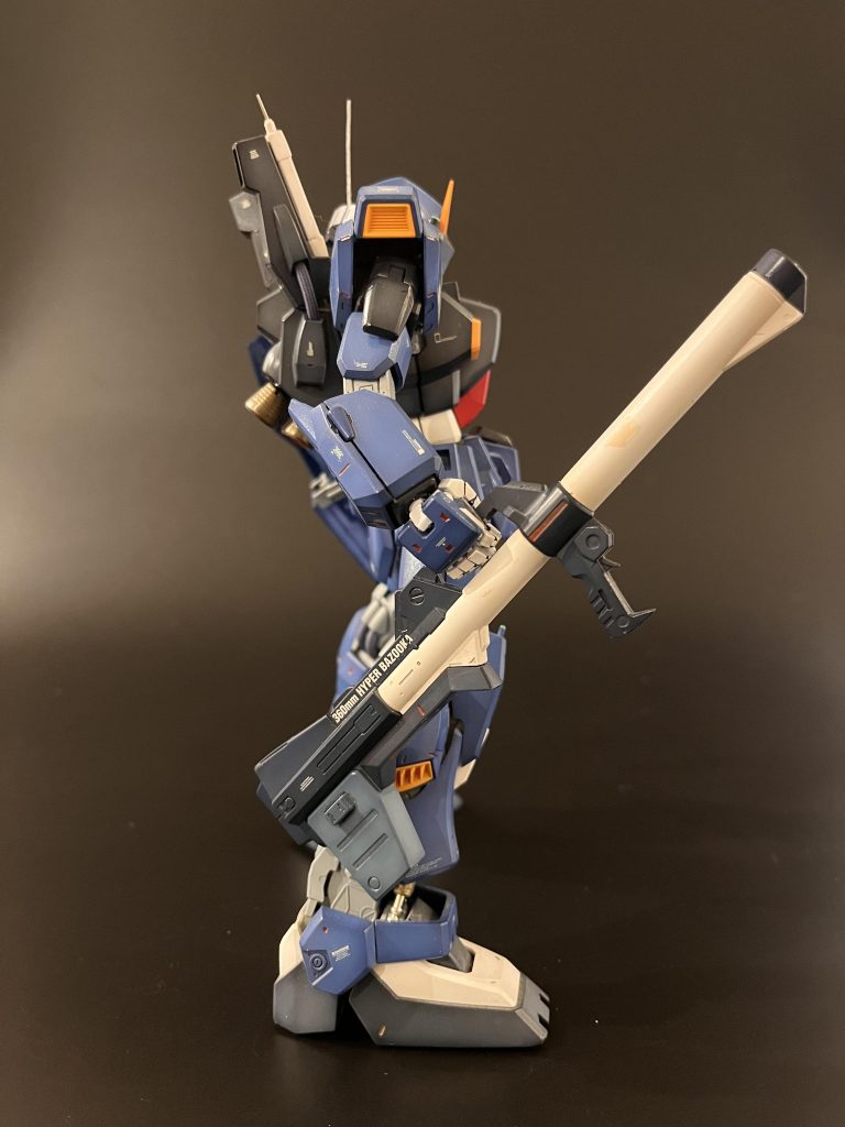 バズーカ構えるとカッコ悪いので（かまえれない？）持たせています。この持ち方好きです。