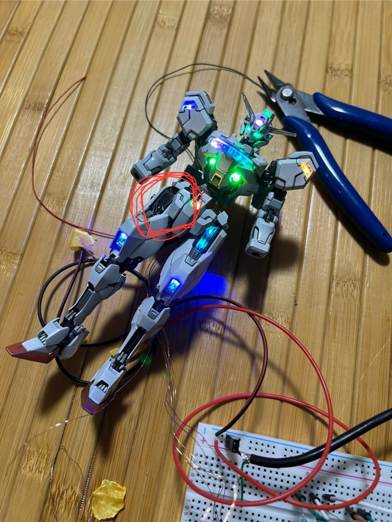 本体が出来上がってから急に光らなくなった右足君。君のこと、一生忘れないから…。