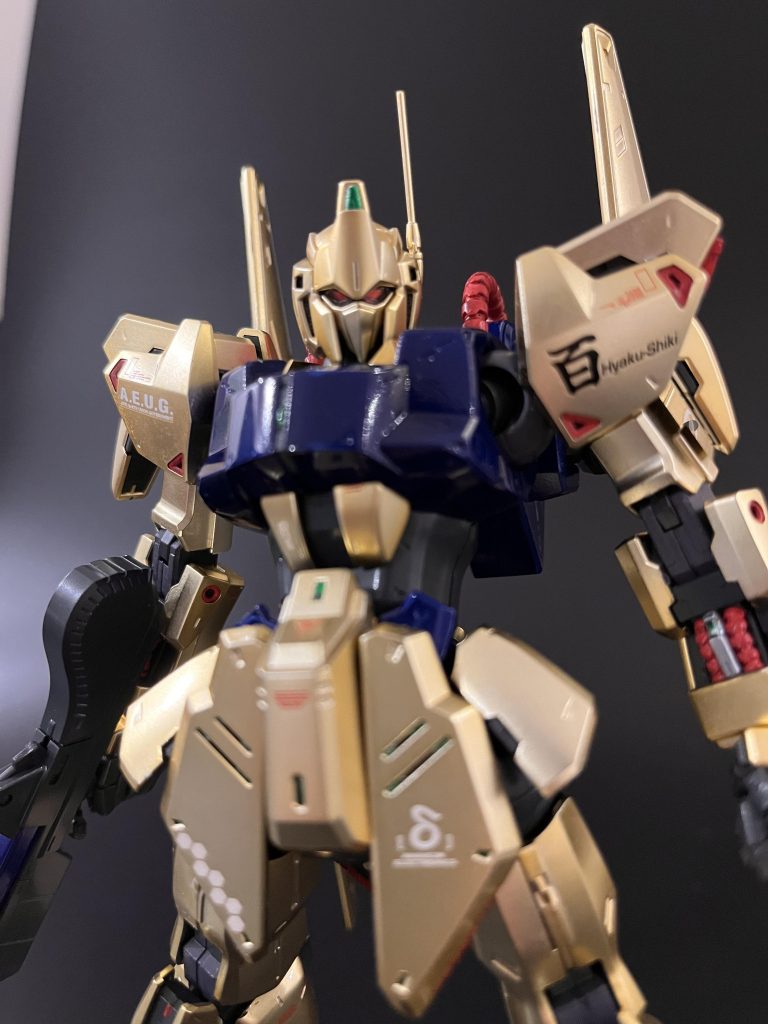 デカールについてガラスコートすると貼れないそうなので、メッキパーツにガンダムデカールなどでデコレーション。両方百は外したかったので、左右の肩でマーク変えてみました。青いパーツはデカール貼る前にガラスコートしてしまい、デカールなしです。当初艶消し予定が気が変わり光沢に。迷走の結果です。きちんと計画をたてるのが大事ですね😰
