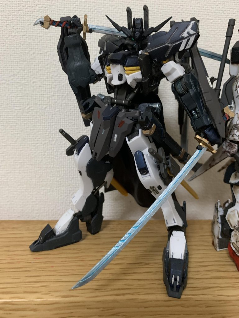 暇つぶしに全体を艶消し、刃に光沢を吹いた