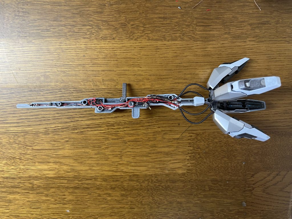 バリアブルロッドライフル内はATtiny202というArduino IDEでプログラムできるマイコンを使っています。あらかじめプログラムしておけば、5VとGNDの2本を本体から取るだけで点灯でき省配線になります。