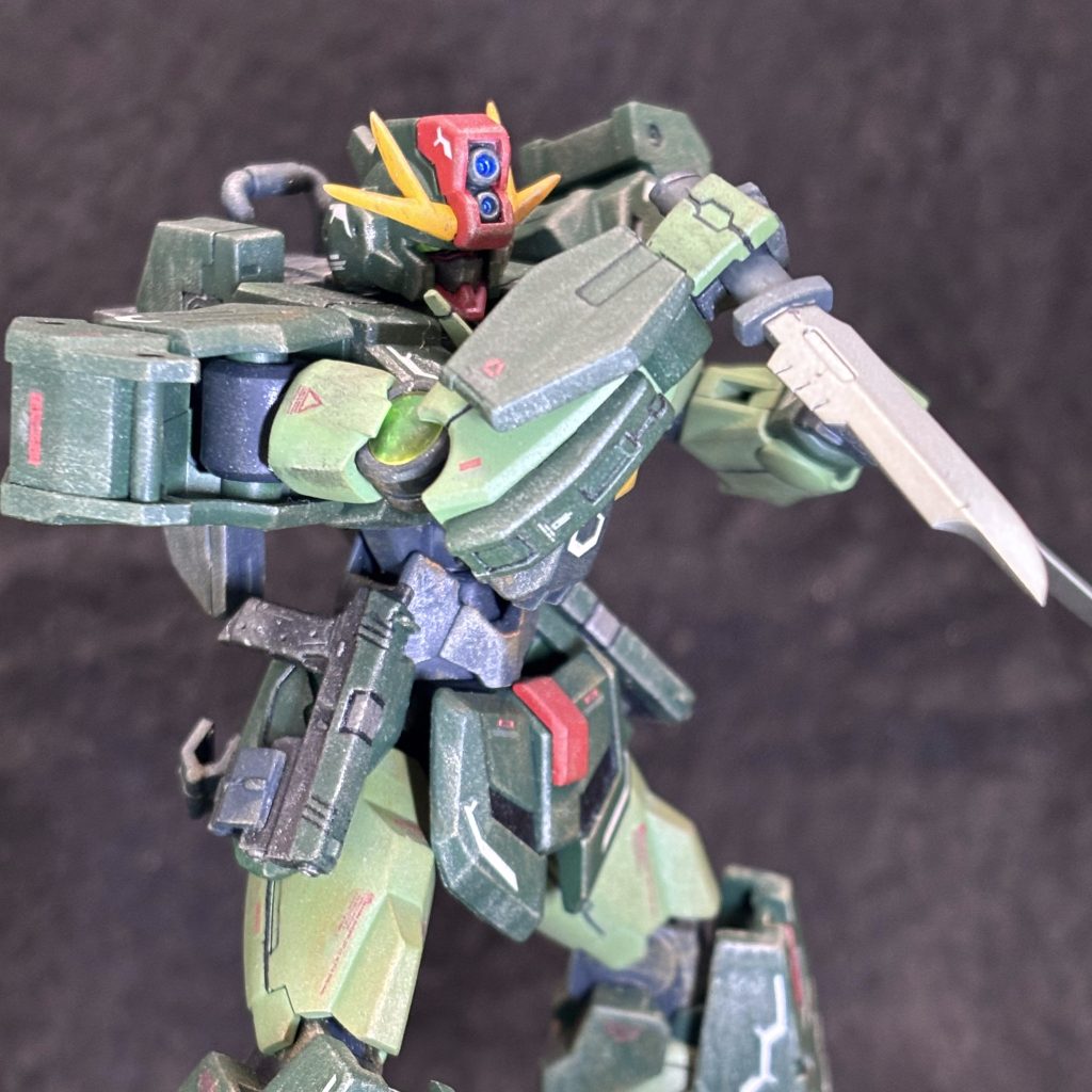 ミリタリー使用ならコンバットナイフや拳銃くらい装備してるよねって理由で2丁ずつ腰にマウントさせてます。2丁拳銃に二刀流・・・私の趣味全開です。