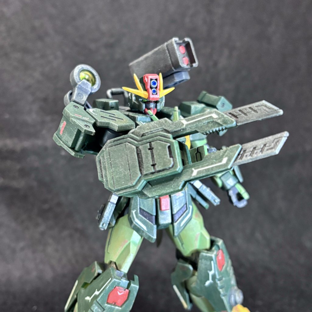 アーマーテイクオフ状態。腰がスカートが欲しかったので余ってたクロスボーン魔王の物に変更。脚部のはアーマーを接続するための磁石を埋め込み。後はヴェルデの武装を拝借して右手に大型クロー、左手のシールドはガトリングシールドに改修してみました。