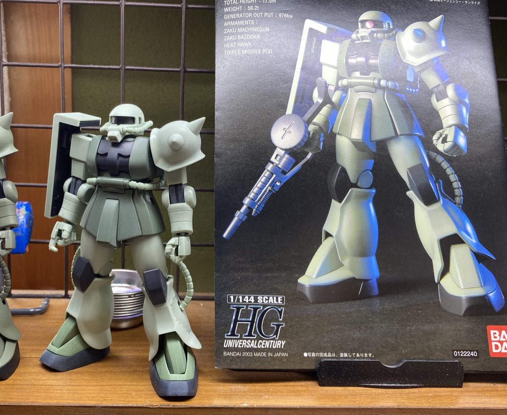 外側のふくらはぎは初期設定画の様なフレアな感じに。爪先は08小隊のJ型ザクのを移植してみました。