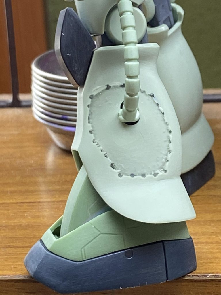 外側のふくらはぎは一度くり抜いて内側に設置した後、瞬間接着パテでフラットにしています。