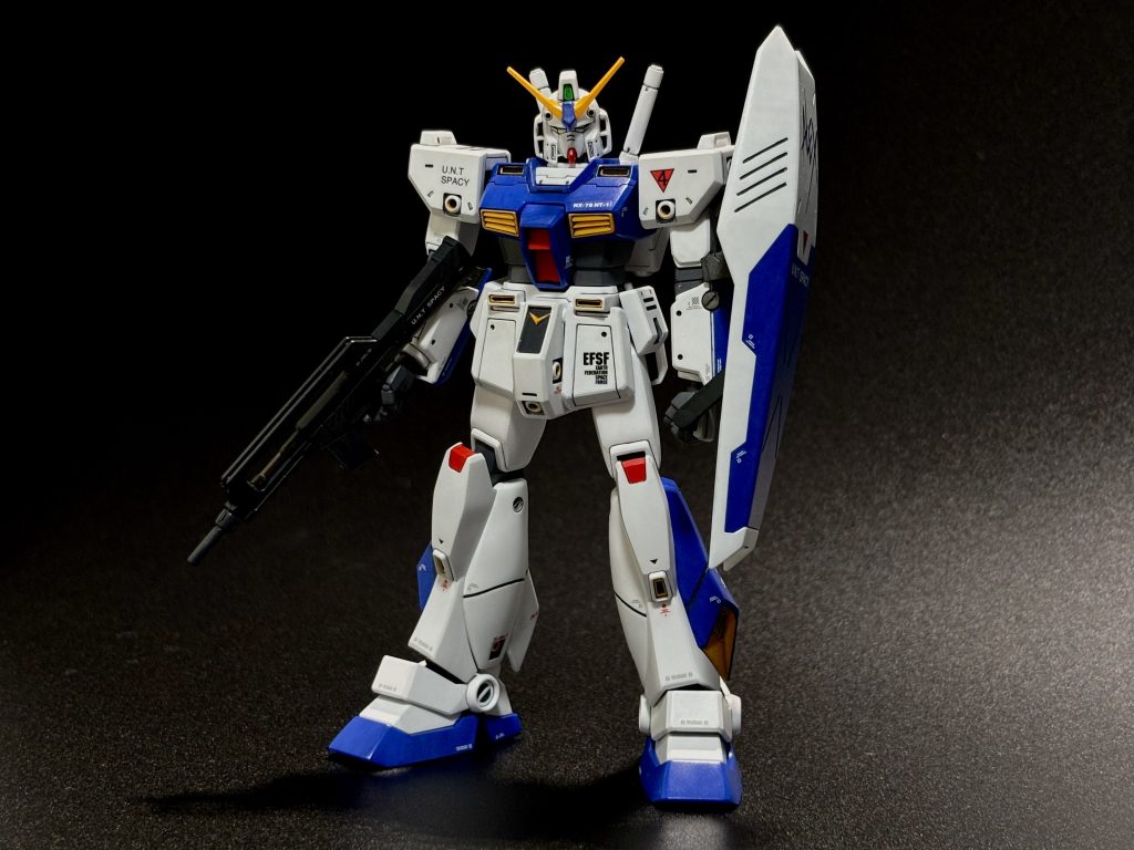 ぱっと見は割とシンプルなガンダムタイプなんですが、実は各所に点在するバーニアやらアポジモーターが極めて厄介な製作ポイント。古いタイプのHGモデルということもあり、バーニア類はランドセルのメインスラスター以外はパーツ分割無しというハードモード。白の成形色の内側を黄色で塗装、更にその底の部分が黒で塗装・スミ入れ。文章にすると単純ですが、それがどこまで綺麗に出来るか。塗料と面相筆使いの熟練度を試される段位認定モードのようなプラモデルでした。