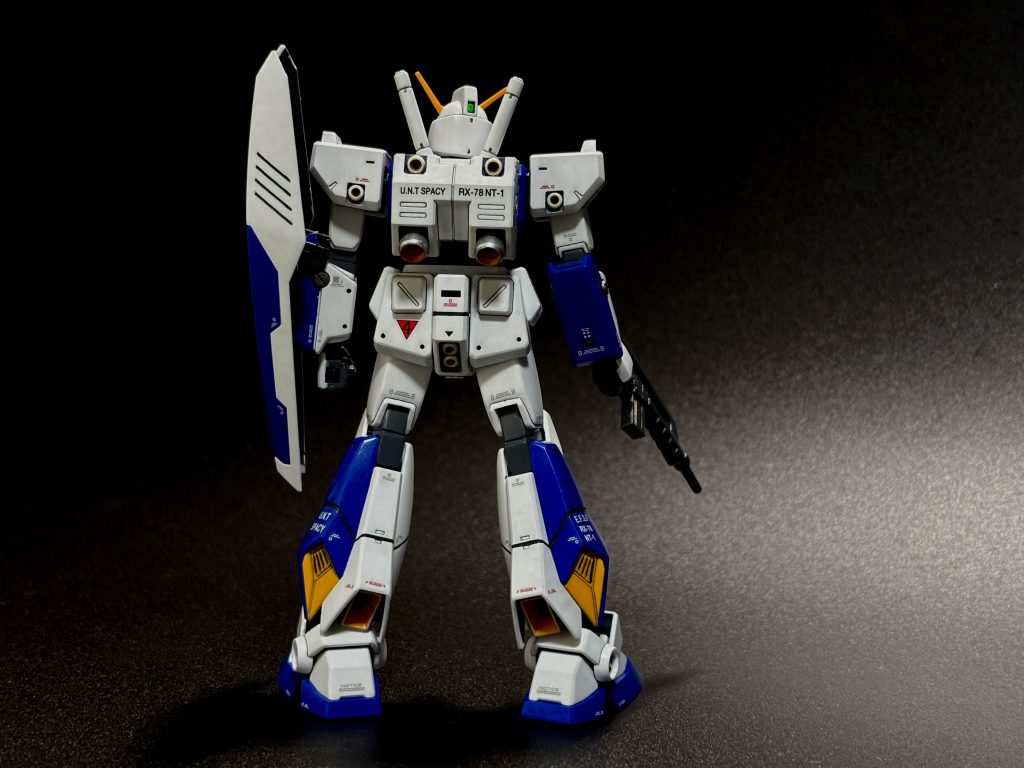 後ろ姿を。何気にランドセルも白って珍しい気がします。アレックスって一年戦争時代ではぶっちぎりで最強MSだと思ってるんですけど、ちゃんと強機体として描かれているゲーム媒体って初代ギレンの野望くらいしか知りません。