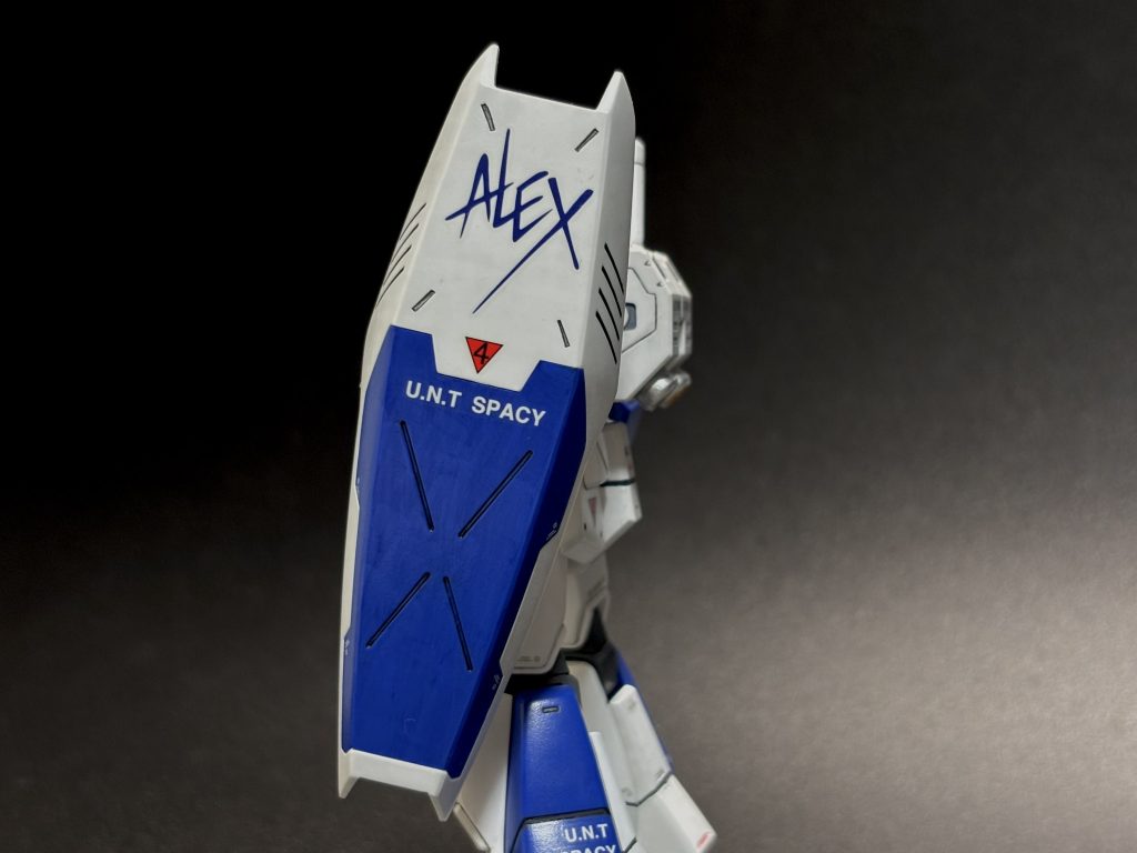 アニメ本編では登場しなかったシールド。今回、白と青の塗装はそれぞれ暗い色を下地にして、上塗りは一段階明るい同系色を重ねるという手法で塗ってみました。ワザと筆目を残して奥行きを出す、みたいな。でもシールドの仕上がりはちょいと微妙な感じになっちゃいました(gundam-kao5)青は一色使いでも良かったかも知れません。