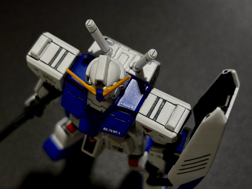 前述した通りバーニアが厄介ポイントですが、この肩アーマー上部の二本線も結構難所でした。綺麗な二本線を描くためにモールドの彫り直し方を工夫したのでその手法を綴ろうとして、どうやったかをよく覚えていませんでした笑