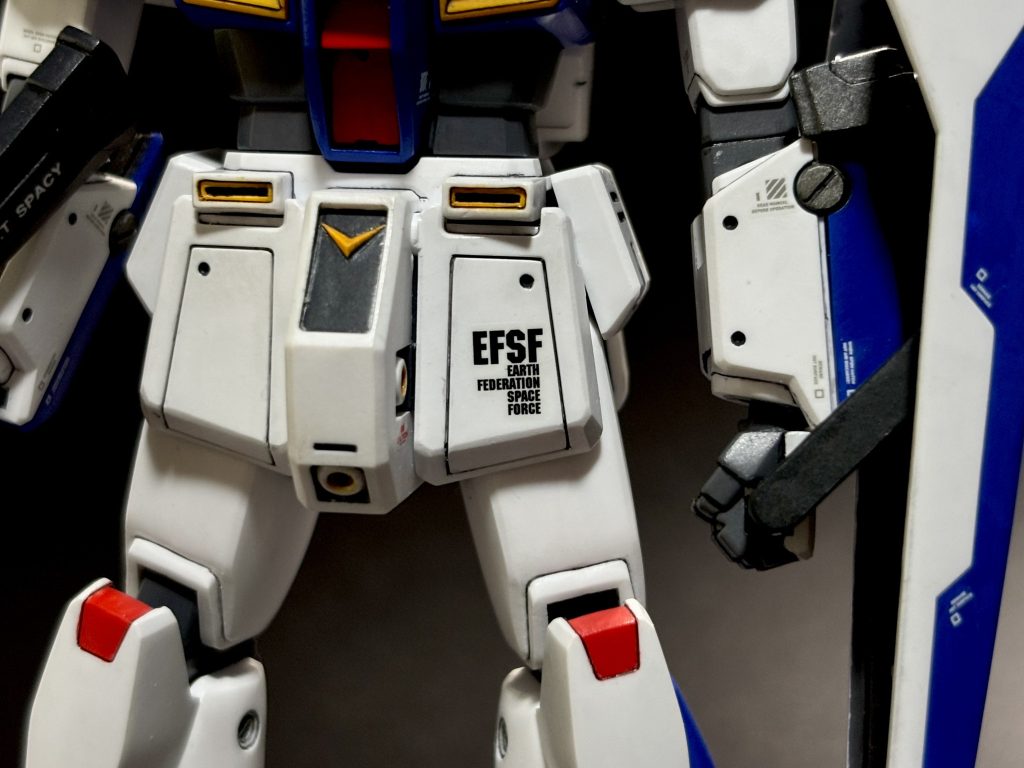 腰部。ここにも長方形バーニアがおられます(gundam-kao9)EFSFのデカールはアレックス専用のものでは無く、他所から持ってきてます。白の成形色に対してはグレーのデカールをチョイスする事が殆どなんですが、アレックスは掘りが深い昭和の俳優みたいな印象があるので、黒でも負けずに似合うかと思い貼ってみました。結果、引き締まった感が出て満足度高いです。