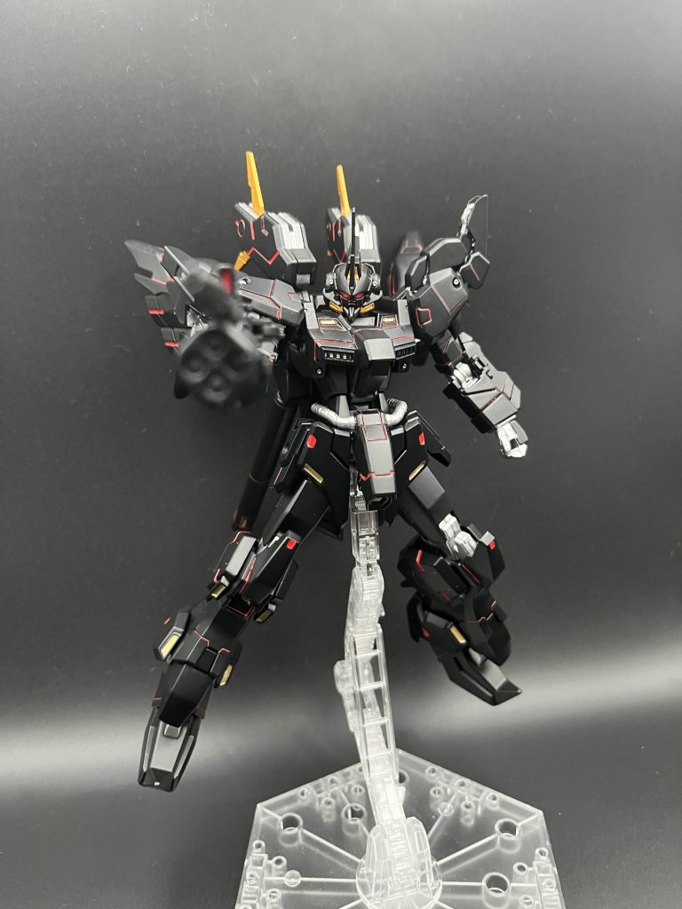 以下兵装ビームライフル:一般的なビームライフルである(シナンジュのものを流用)ビームサーベル(ビームトンファー):両腕1本ずつに装備されているビームマグナム:弾倉をジオン側では生産できないため正真正銘5発しか打てない以上のシンプルな武装の為、継戦能力に優れている