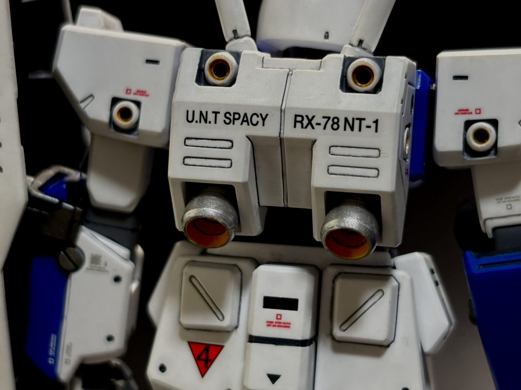 ランドセルをアップで。メインスラスターは設定色は白ですが、MG2.0に倣ってシルバーに塗装してみました。水性ホビーカラーのスーパーファインシルバーとっても良い仕事してくれます🙆