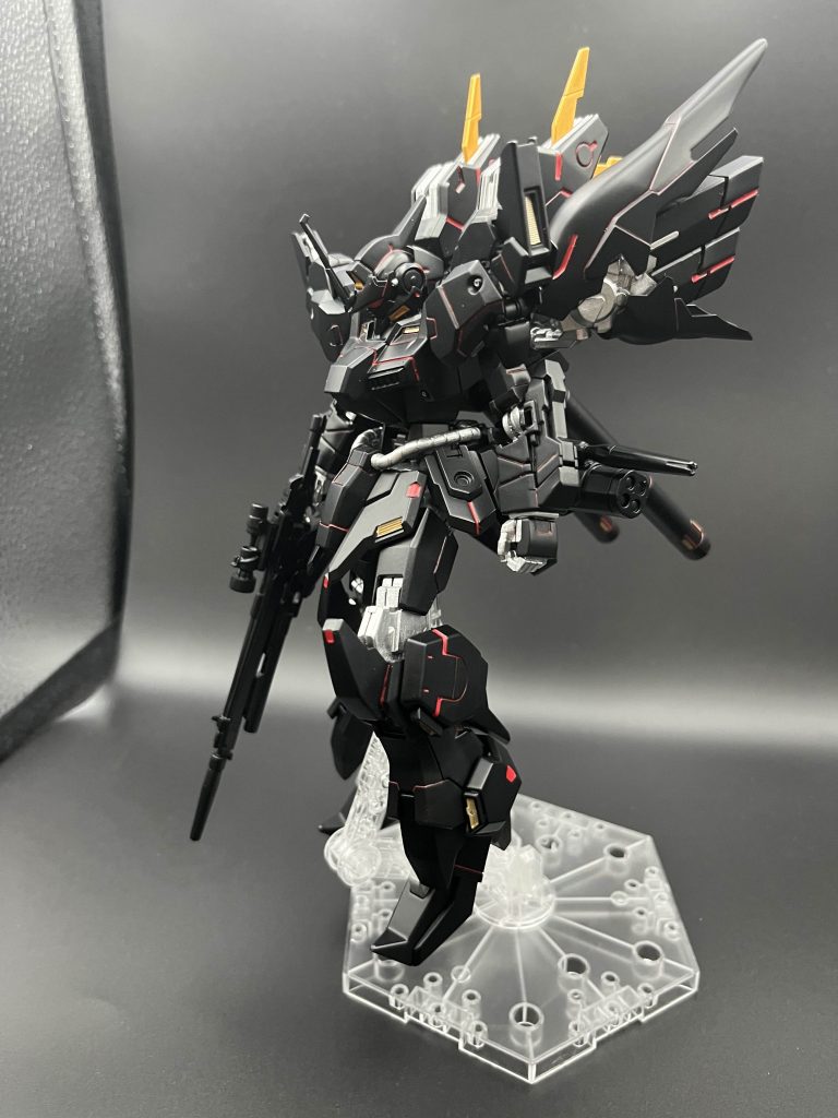 ジオリベリオン(以下ジオン)の主力部隊である死神部隊の隊長機であり、ジオンの機体の中で1機しかいないビーム兵装搭載機体。また、バックパックが羽を連想させることから連邦からは「黒い鳥」と呼ばれている