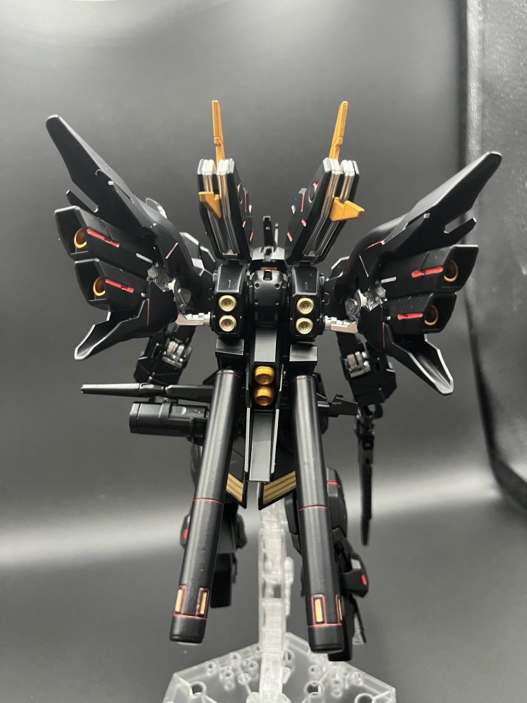 過剰に推力を強化されたバックパックを装備しており、機動力は連邦及びジオンの機体含めてもトップクラスであるしかし、殺人的な速度を出せる代償にパイロットは強化人間でないとGによって死んでしまう