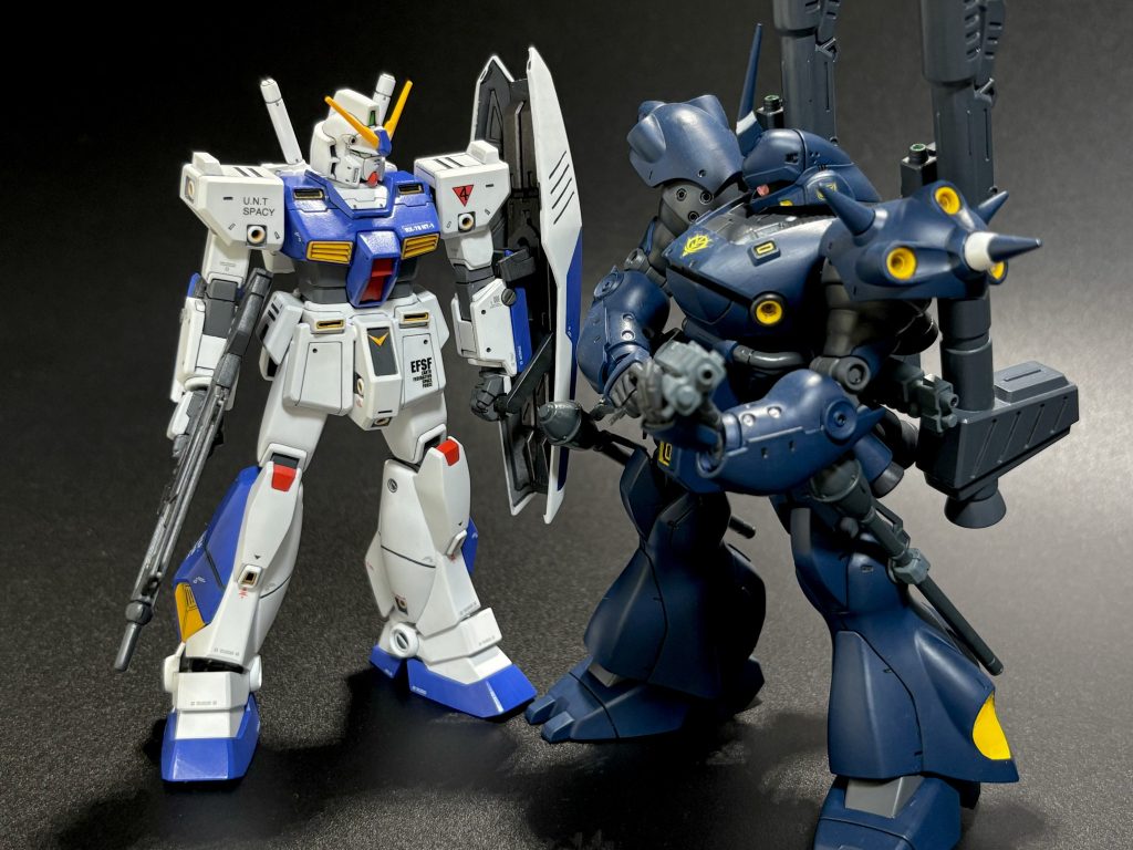 一応ライバル機的なケンプファーと。劇中では無慈悲なワンサイドゲームで終わりましたが。ケンプファーは3年前に作りましたがキット的にはアレックスより進化しており、バーニアはパーツ分けされている部分も多かったので昔の僕でも作れました。これ作る順番が逆だったら挫折して今ほどガンプラにのめり込んでいなかったかも知れません。