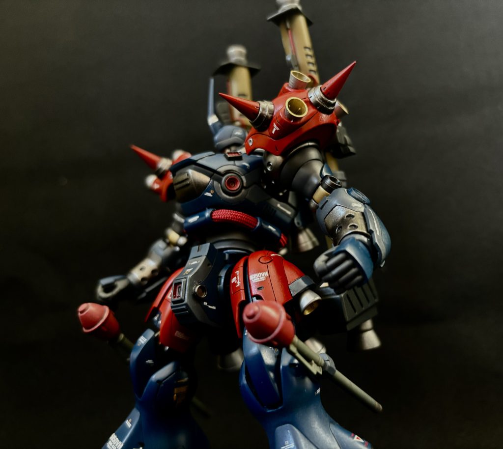 胴体を延長し、パイプをメッシュワイヤーに変更ビルダーズパーツで両肩共スパイクに改造、両肩とふくらはぎ側面のバーニヤも市販パーツを取付しました