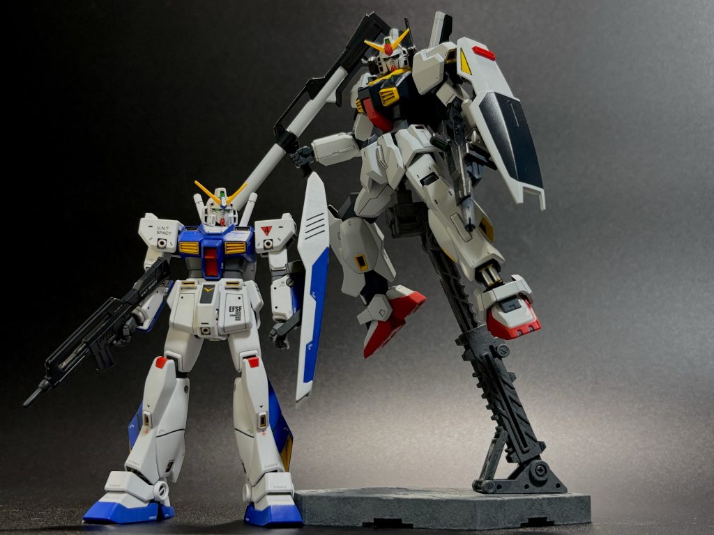 アレックスと同じくらい好きなMk-Ⅱと。改めて並べてみると、脚のバーニアの配置に類似性が見られます。初代からMk-Ⅱに繋がるように意識してデザインされたんだなぁとアレックスを見ながら思いを馳せております。