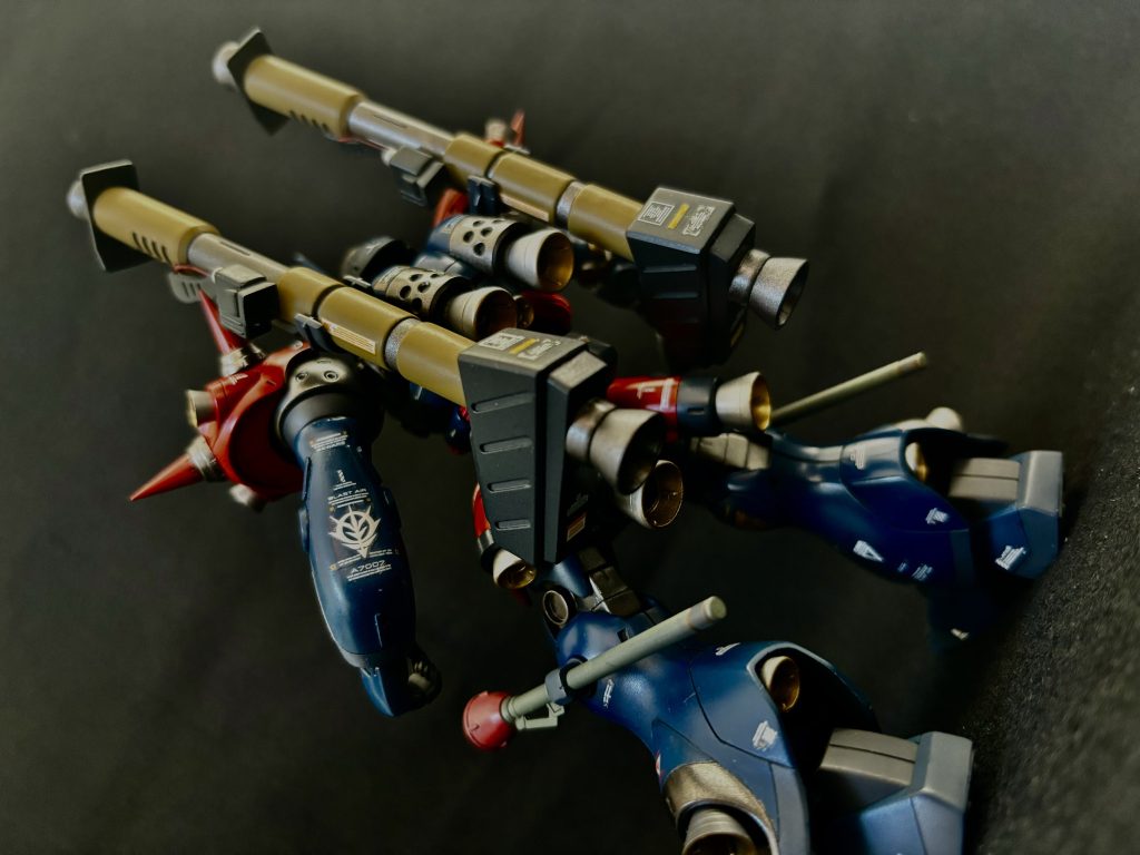 バックショット左腕のジオンマークが今回のお気に入りです色んなデカールを組合せ、一体感が出て格好いいなと自画自賛