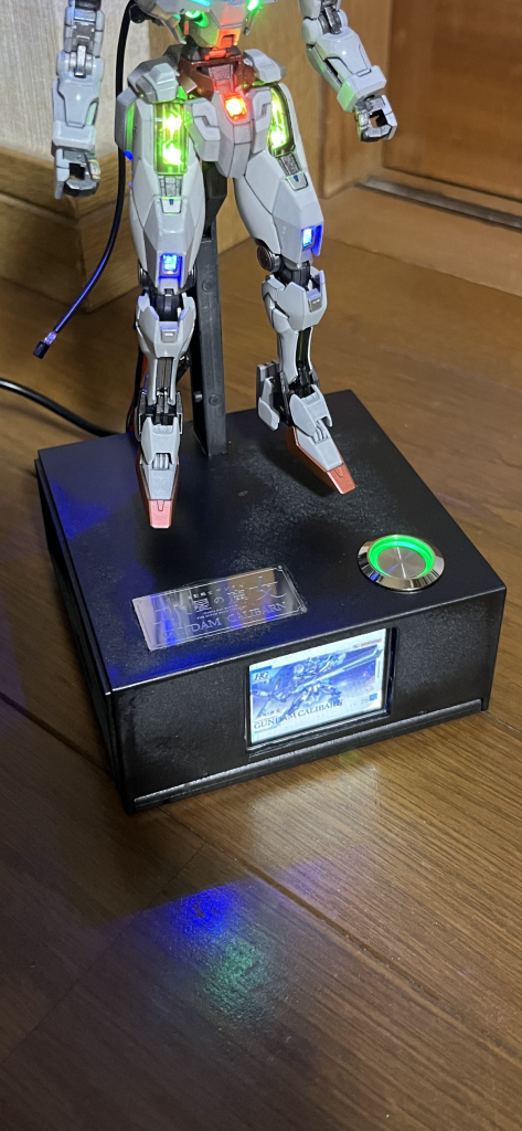 台座は100円ショップのコレクションケースを加工して塗装しました。一応箱なので制御回路は基板化しないでも雑にぶち込めちゃいます。コンセントにつないでスイッチを押して点灯。正面のディスプレイに現在のパーメットスコアを出すようにしましたが、キャリバーンにスコア6とスコア8はないのでエアリアルを出してます。