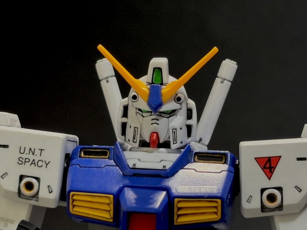 バストアップで。バーニア類でいちばん苦労したのが鎖骨辺りの長方形のタイプ。他の丸型のバーニアもですが、塗装前にしっかりモールド彫り直さないと綺麗に塗装するのなんてまず不可能な気がします。そもそもそのバーニアが奥まったところに造形されているのでなおタチが悪い。