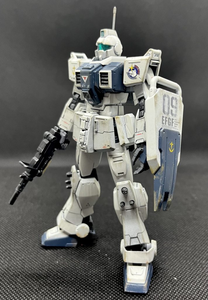 ・首を基部の部分でノコで切ってプラ板を挟んで1.2mmくらい延長・胴体も腰と接する部分(下の部分)にプラ板を貼って2mmくらい延長・肩の部分が寂しかったので、市販のパーツ(四角いバーニア)を貼った 