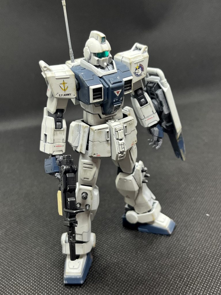 ・ランドセル上部に通信アンテナを追加・胴体コックピット部分に市販パーツ(装甲)を貼ってマッシブに・袖口の欠けてる部分をプラ版で埋め・腰前、太もも、膝に市販パーツを貼り付けてディティールアップ 