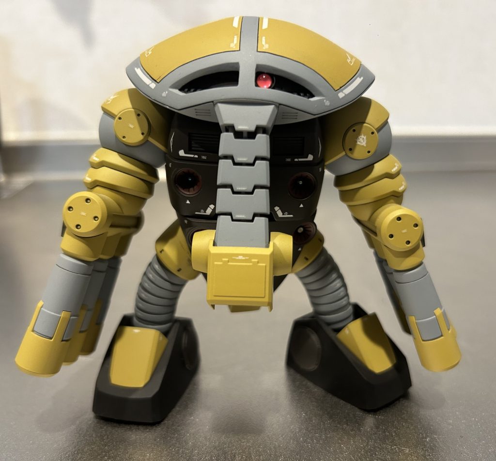 モノアイの部分をパテで埋めて削り出して幅を狭くしてます。頭にもパテをつけ、真ん中のラインはプラ板をつけ頭を出してます。