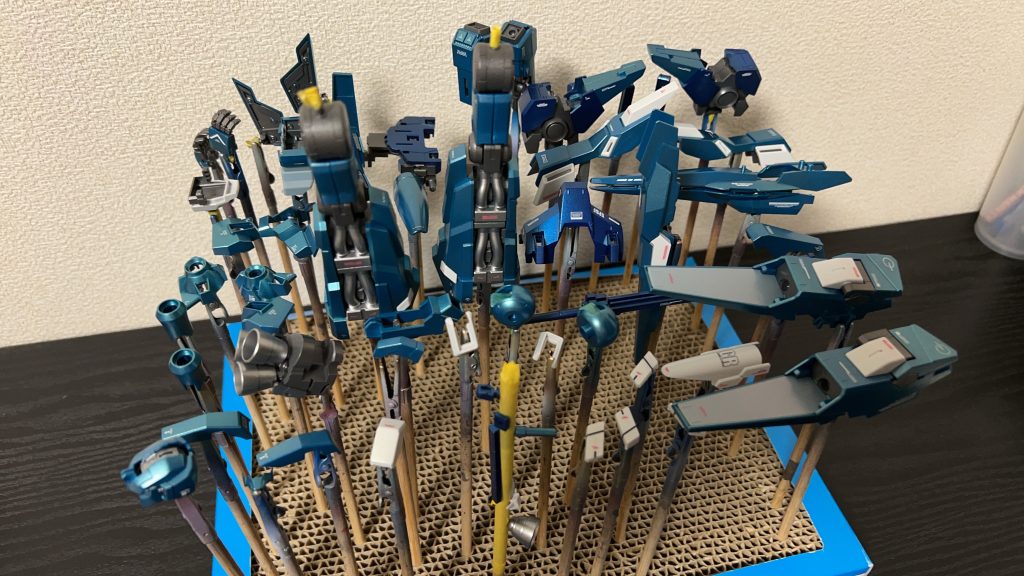 クリアーパーツをつける前の分割状態でクリアー光沢を吹きました。